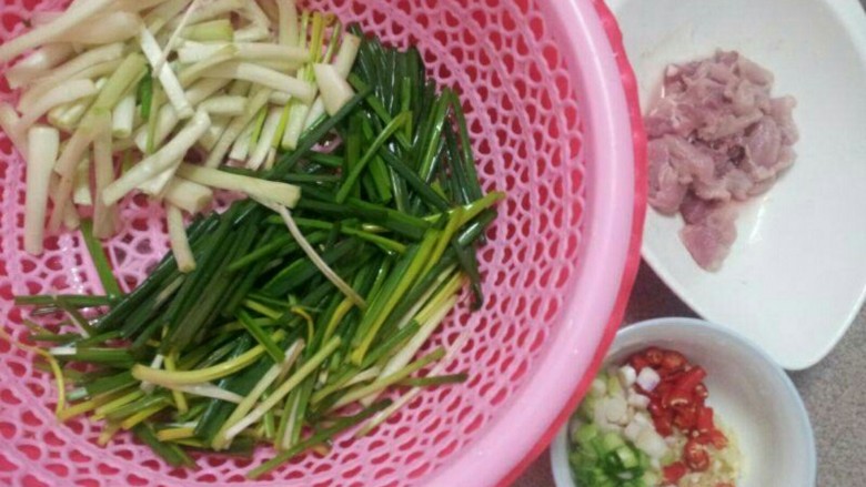 藠头炒瘦肉,首先将主料藠头,<a style='color:red;display:inline-block;' href='/shicai/ 429'>瘦肉</a>改刀备用,生姜,蒜苗切丁沫,红辣椒切丁备用。
