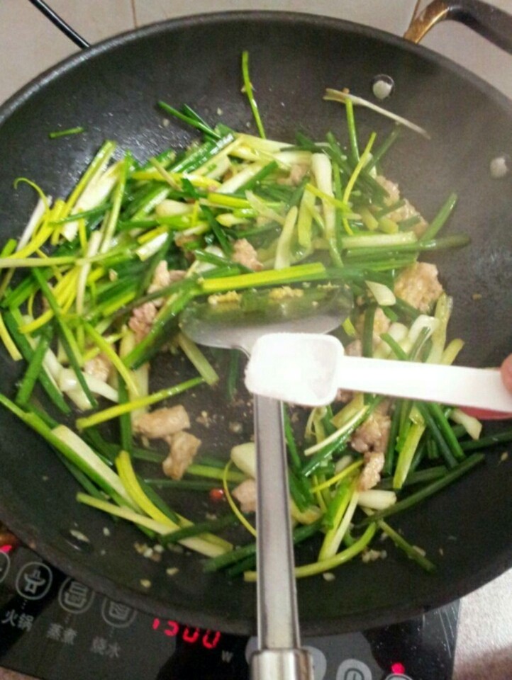 藠头炒瘦肉,炒锅注油,放入生姜蒜沫爆香,放入瘦肉炒至断生,放入藠头白色的杆子辣椒丁先炒,接着调味放入适量的盐,炒3-5分钟放入藠头绿色的叶子,烹入<a style='color:red;display:inline-block;' href='/shicai/ 788'>生抽</a>,即可出锅。