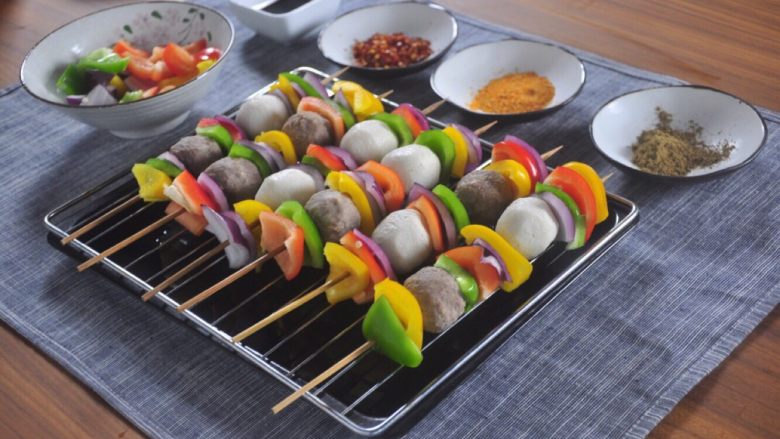 林师傅—彩椒牛肉丸烤串,先刷一层油,再刷烤酱、撒辣椒粉、孜然粉、芝麻。