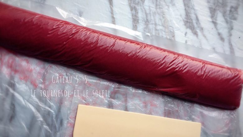 杯子面包(覆盆子布里欧修),覆盆子奶油馅做好后,待温度降至温热,装入保鲜袋,用刮板整理成长条状,冷冻定型3h以上。
