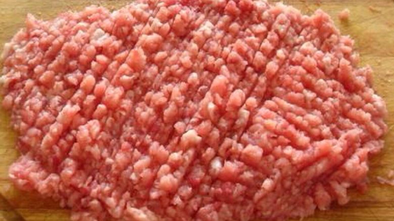 翡翠圆子,猪肉剁碎……手不酸对吧,只有你知道。