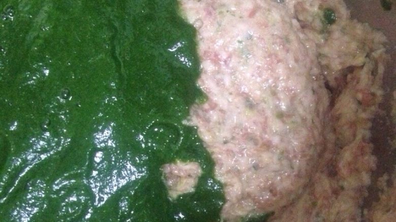 翡翠圆子,把汁倒入上劲的肉糊中,同样分多次放入,然后不停的再搅拌……为了吃,我知道你不会累的。