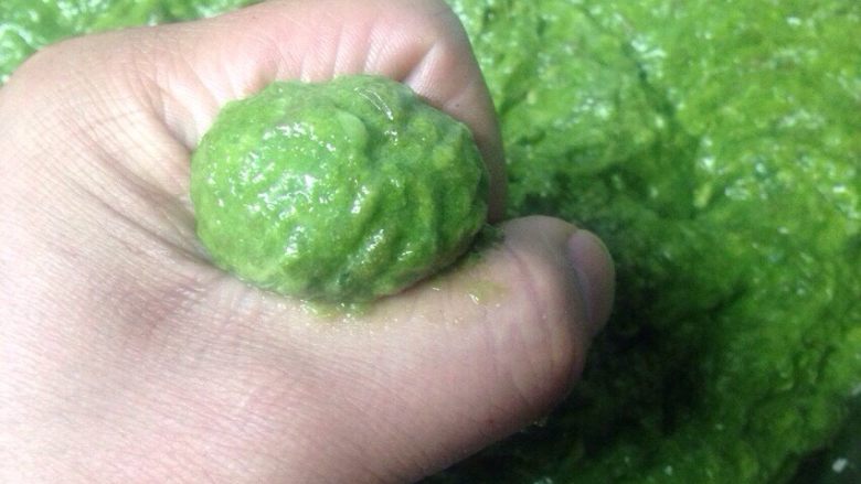 翡翠圆子,不要看手,用手握住肉糊然后从上面挤出来,再用右手拿勺子取出来放入锅中……别问我的右手在哪里?我在拍照,怎么示范。