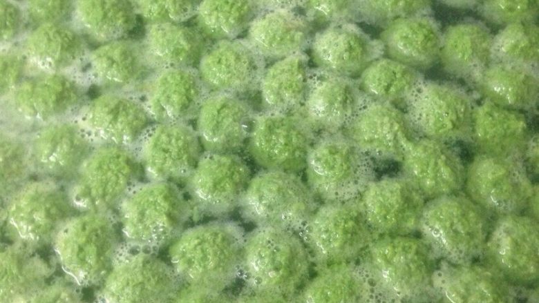 翡翠圆子,我的锅一直没烧沸,等下完了可以煮开放冷盐水,因为饭店用的,需要保存。自己做吃的可以捞出来准备鸡汤就可以下锅了,放点自己喜欢的一起煮着吃。