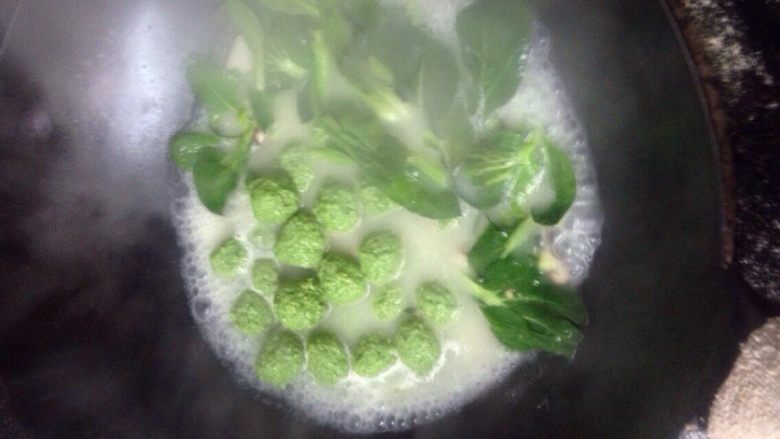 翡翠圆子,锅里放油,煸香葱姜末,然后下高汤,调味,放入辅料下肉丸,煮沸即好!