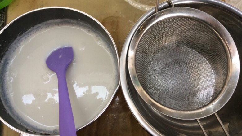 水果椰奶冻,过筛第2步骤