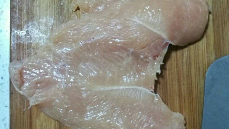 炸鸡排,切出想要的形状,我是从中间的位置片切的,然后没有切断,因为想要大脸鸡排的感觉