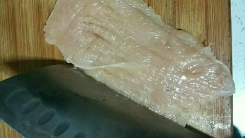 炸鸡排,用刀背捶拍松软,让它舒展开来,不要太用力