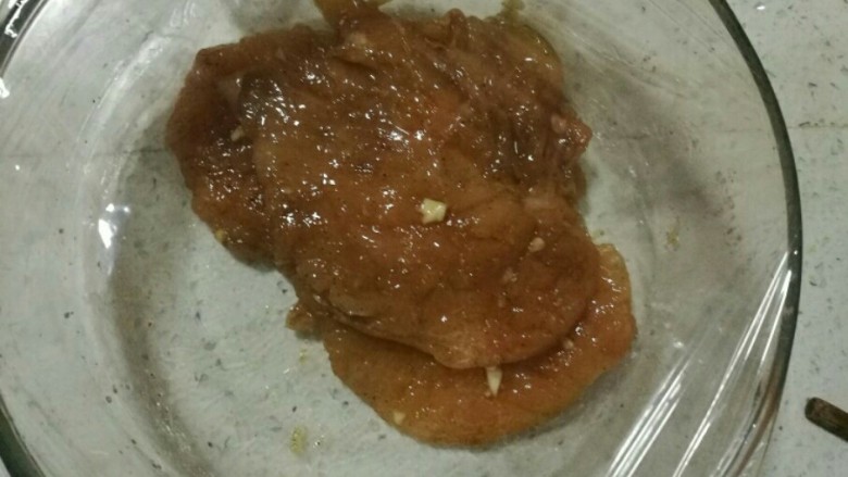 炸鸡排,碗没有那么大,只能折叠放啦,放调料腌制,然后盖保鲜膜,我腌了一个晚上,心急的亲亲最少也要腌制30分钟
