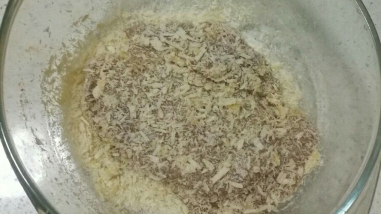 炸鸡排,然后把面包糠撒到鸡肉上面,这样是不是更省料呢