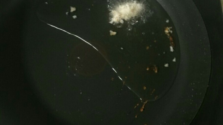 炸鸡排,我用了平底锅,倒油也不能少哦,想要判断油温是否合适,可以放根筷子,周围泛起小泡就可以了