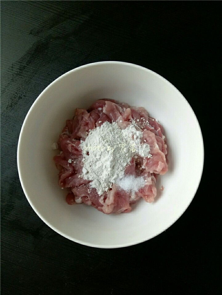 水煮肉片,猪瘦肉里调入适量淀粉,盐,搅拌均匀后,腌制片刻;