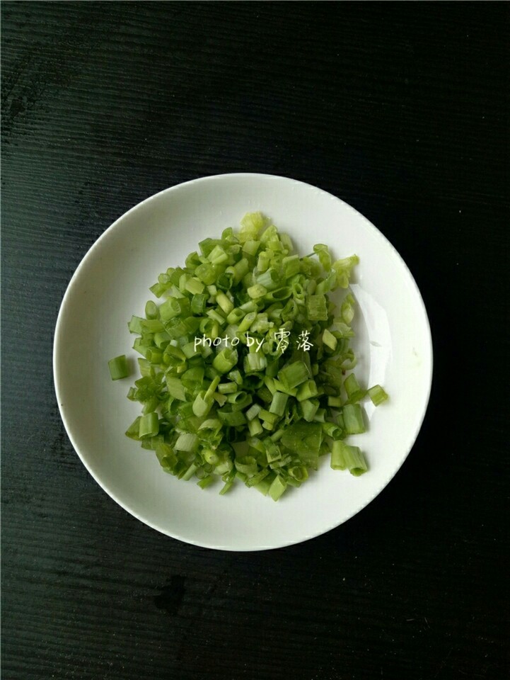 水煮肉片,<a style='color:red;display:inline-block;' href='/shicai/ 157'>小葱</a>洗净,切葱花;