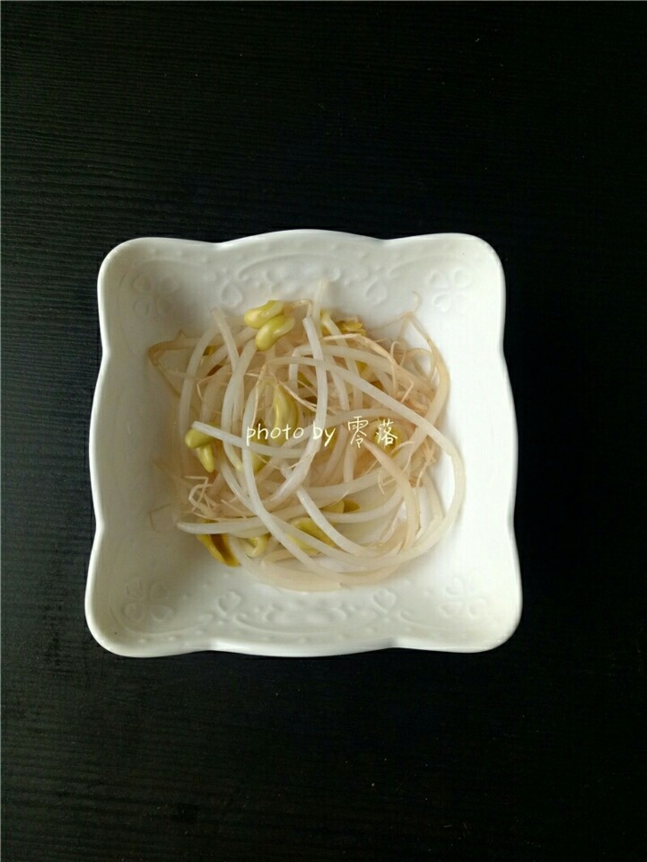 水煮肉片,将豆芽捞出,放在碗底;