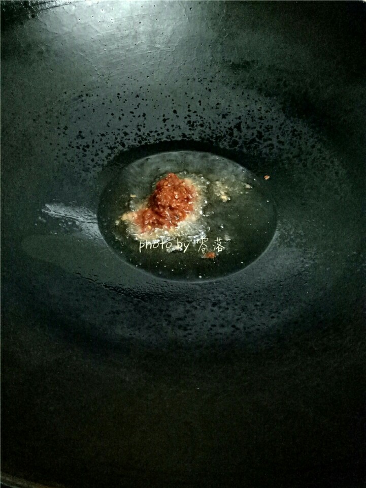 水煮肉片,放入<a style='color:red;display:inline-block;' href='/shicai/ 46964'>郫县豆瓣酱</a>,炒出香味;