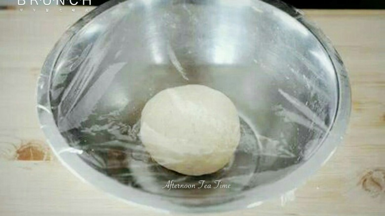 元宝饺子,醒面:将揉好的面团放在盘里,用保鲜封住醒面,直到开始能看见表层起擀