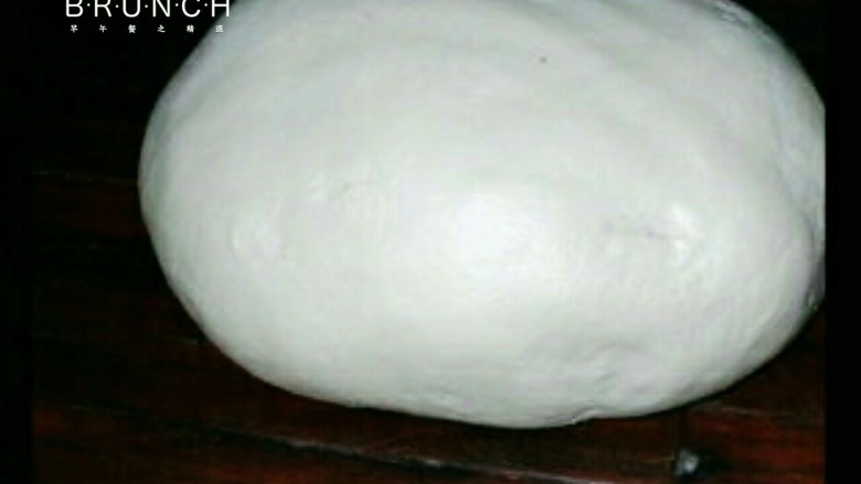 元宝饺子,将醒好后的面团用力再揉10分钟左右(揉时需放点面粉,否则容易粘板上,放面粉揉起来弹性会更好更有劲)
