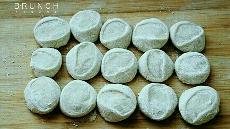元宝饺子,切布团:面团揉好后,将此面团截成于两厘米大小,用少许面粉滚一滚即可