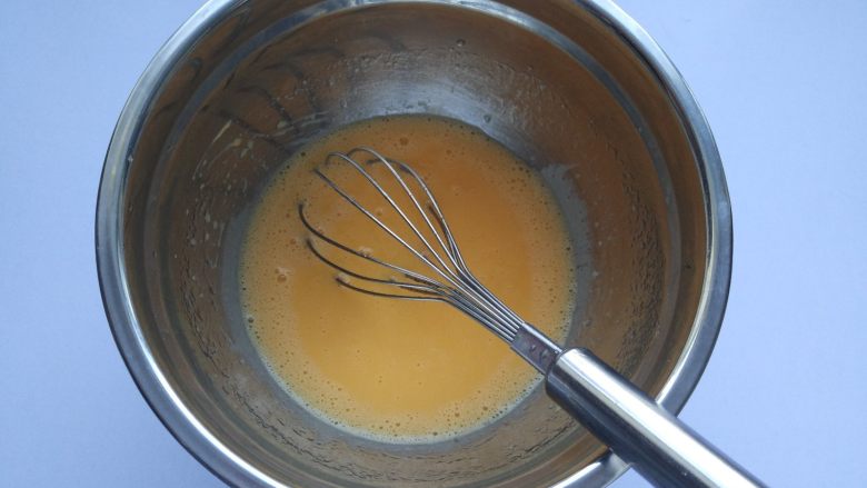 抹茶奶油蛋糕,蛋黄蛋清分离,将蛋黄放入油奶混合溶液里,用手动打蛋器搅拌均匀;