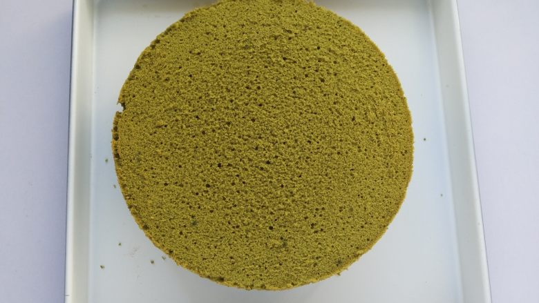 抹茶奶油蛋糕,然后,脱模,切成3片;