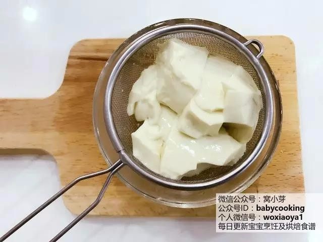 宝宝辅食：五彩缤纷美味豆花-18M+,内脂豆腐放在筛网中，放入沸水中煮4-5分钟焯水下。
》内脂豆腐划成小块好一点哈。
》也可以把豆腐放到碗里加少许水，放蒸锅蒸10分钟左右。