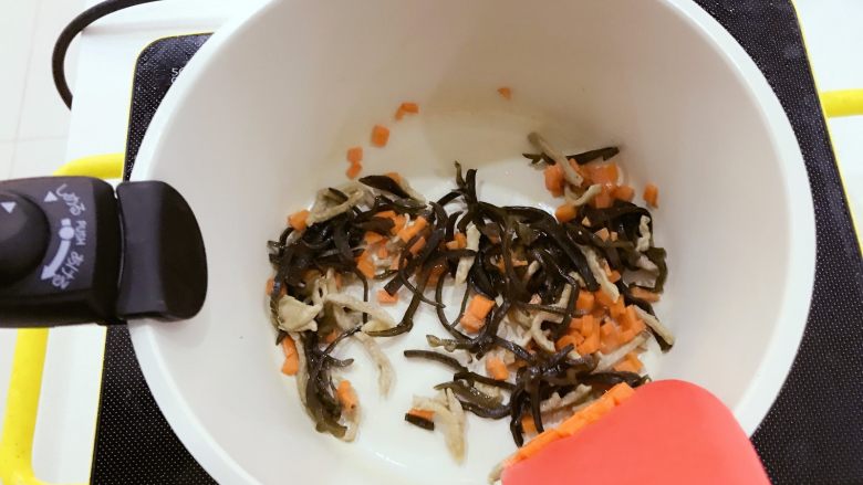 宝宝辅食：五彩缤纷美味豆花-18M+,热锅，放入少许植物油，先下肉丝，简单翻炒变色后依次放入胡萝卜丁、黑木耳丝翻炒2-3分钟。