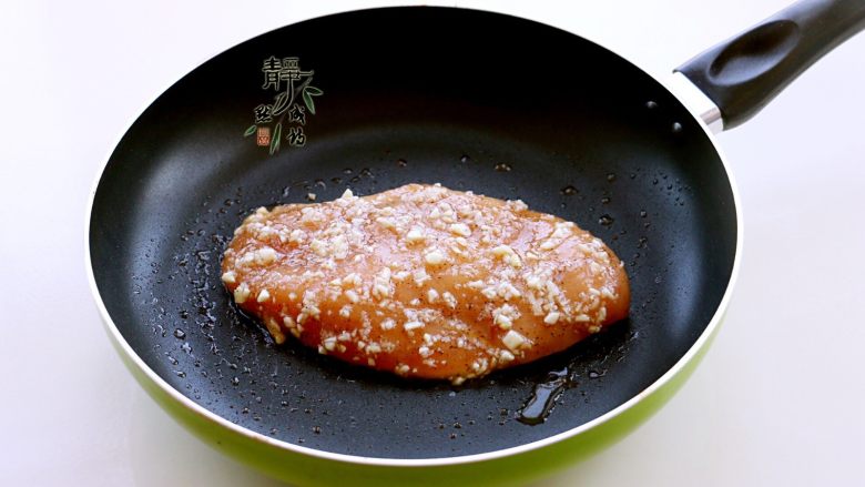 美味多汁的煎鸡胸,第二天取出鸡胸,放入平底锅小火煎。这一步就不要放油了。