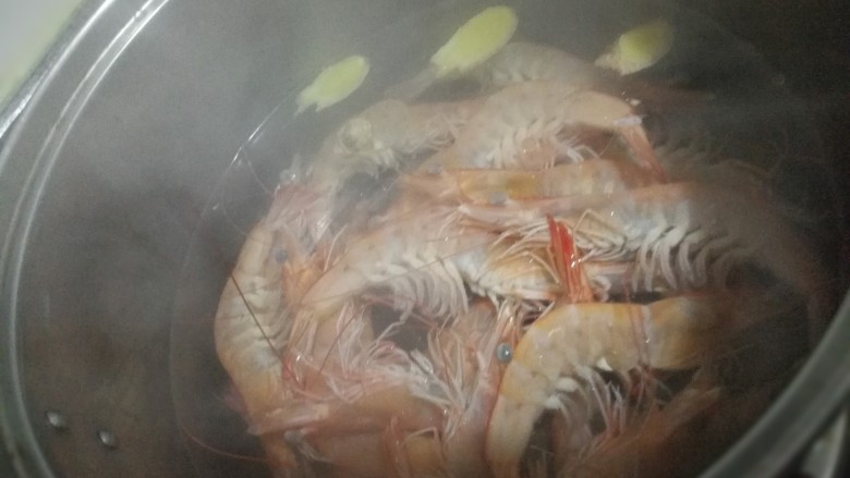 白灼基围虾,倒入基围虾盖上玻璃锅盖,煮开后看到虾头尾触到一起再煮30秒左右就可以出锅,这样出来的虾口感很好。