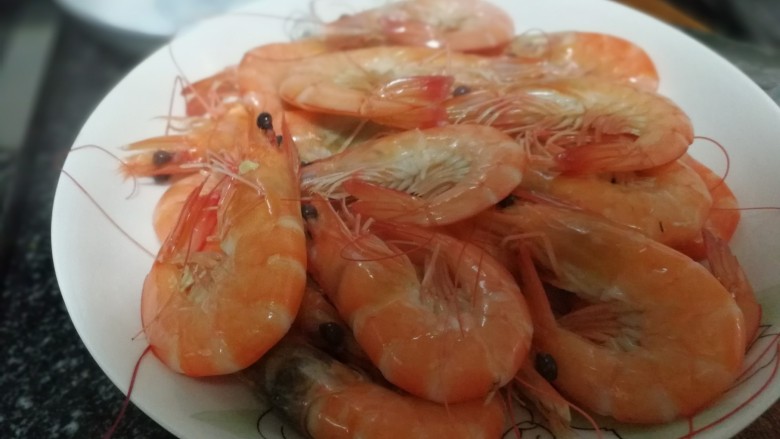 白灼基围虾,出锅的虾,颜色好看,口感超好。料汁随个人口味调制
