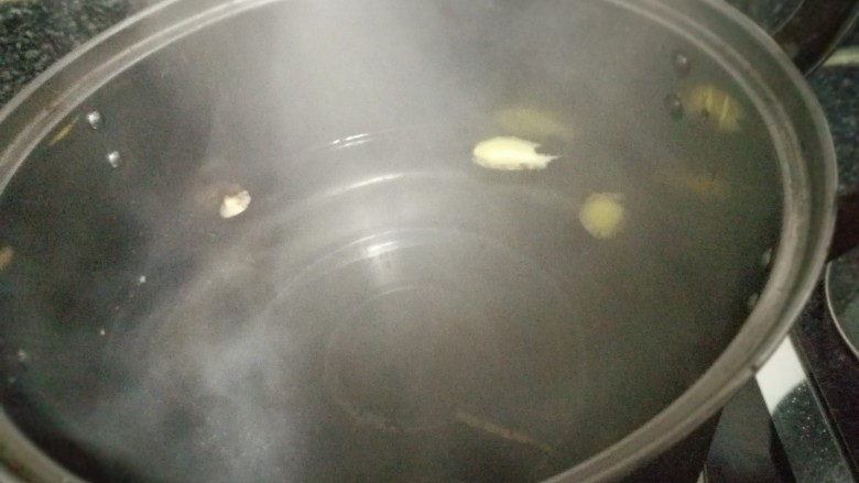 白灼基围虾,滴入3滴油和三片姜,大火水烧开