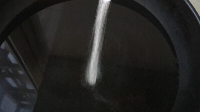 干锅菜花,准备烧水用来焯一下菜花,放入半勺盐