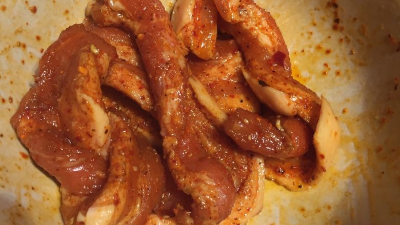 烤肉拼盘,川香麻辣：取部分五花肉切片，加入<a style='color:red;display:inline-block;' href='/shicai/ 761'>辣椒粉</a>，<a style='color:red;display:inline-block;' href='/shicai/ 12043'>花椒粉</a>，料酒，酱油，少量醋搅拌均匀，放入冰箱腌制一晚