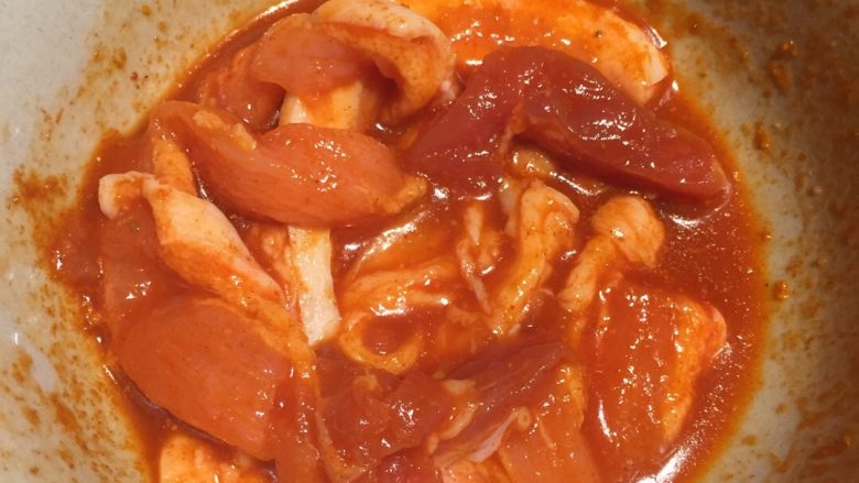 烤肉拼盘,韩国甜辣：<a style='color:red;display:inline-block;' href='/shicai/ 8582'>韩国辣酱</a>，<a style='color:red;display:inline-block;' href='/shicai/ 865'>蜂蜜</a>，水比例为2:1:2，酱汁调好之后加入切片的五花肉中，放入冰箱腌制一晚