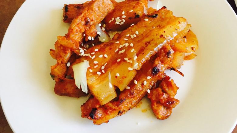 烤肉拼盘,预热煎饼果子机，在上面刷一层油，预热完成后加入洋葱丝烤至透明，后将五花肉均匀的铺在机器上，注意翻面，等到肉烤至两面焦就可以吃啦～