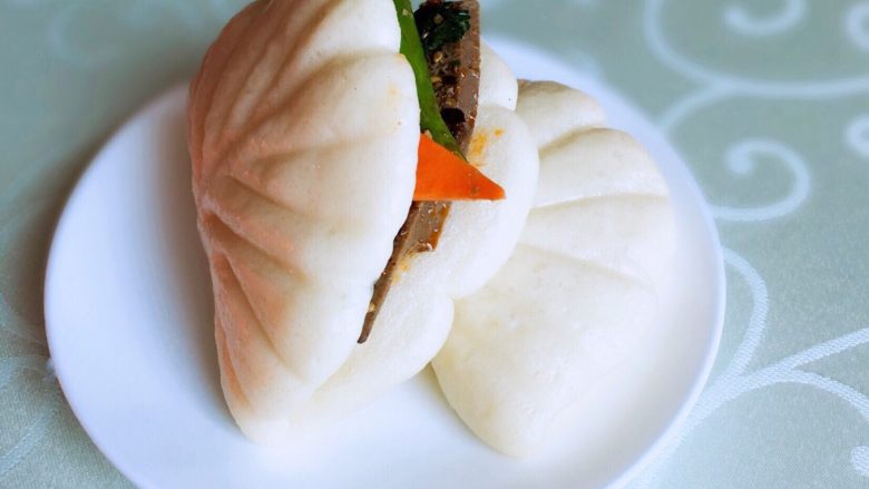 荷叶饼,夹上蔬菜和肉类,喜欢什么夹什么