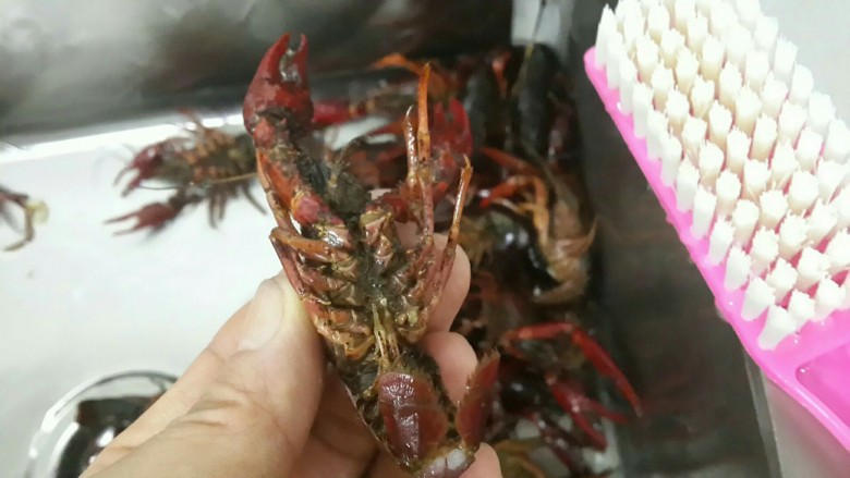 麻辣小龙虾(味甜麻辣),洗刷干净去虾尾线
