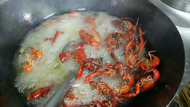 麻辣小龙虾(味甜麻辣),5-6成热油炸15-20秒,捞出