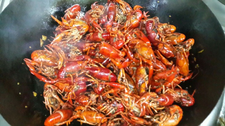 麻辣小龙虾(味甜麻辣),放入<a style='color:red;display:inline-block;' href='/shicai/ 285'>小龙虾</a>,