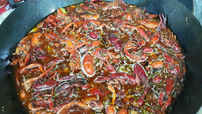 麻辣小龙虾(味甜麻辣),加汤或者水,烧开调盐