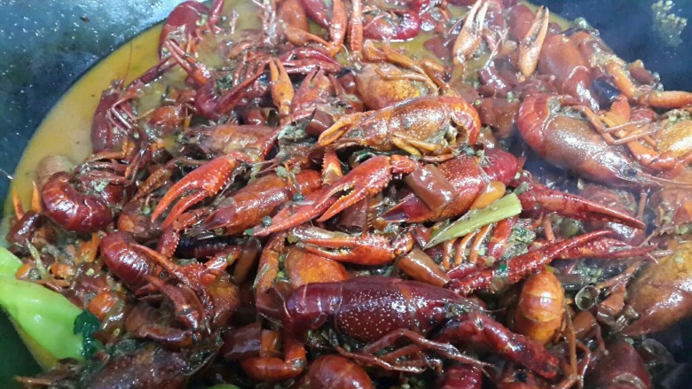 麻辣小龙虾(味甜麻辣),大火烧开7-10分钟。