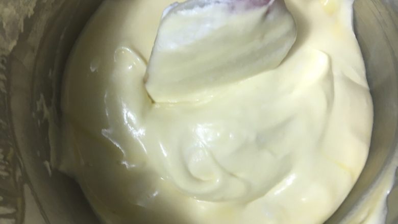 酸奶戚风蛋糕,不能画圈搅拌,像炒菜一般的从底下往上翻拌均匀