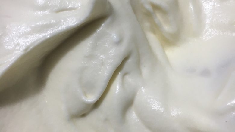 酸奶戚风蛋糕,还是翻拌均匀,成为光泽细腻的面糊