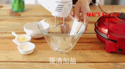5分钟完成早餐 香浓日式厚蛋烧鸡蛋卷,使用电动打蛋器打发至硬性发泡,提起打蛋头有小小的尖角