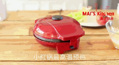 5分钟完成早餐 香浓日式厚蛋烧鸡蛋卷,小红锅预热完成后,放入无盐黄油
