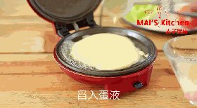 5分钟完成早餐 香浓日式厚蛋烧鸡蛋卷,融化后舀入蛋液,使用刮刀轻轻拨开,铺满整个平盘,盖上上盖烘烤2分钟,对折后取出