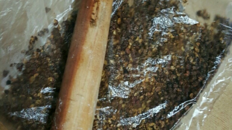 椒盐发面饼,窍门:花椒炒好晾凉后装保鲜袋里,再拿擀面杖擀碎,干净卫生,快捷方便操作。