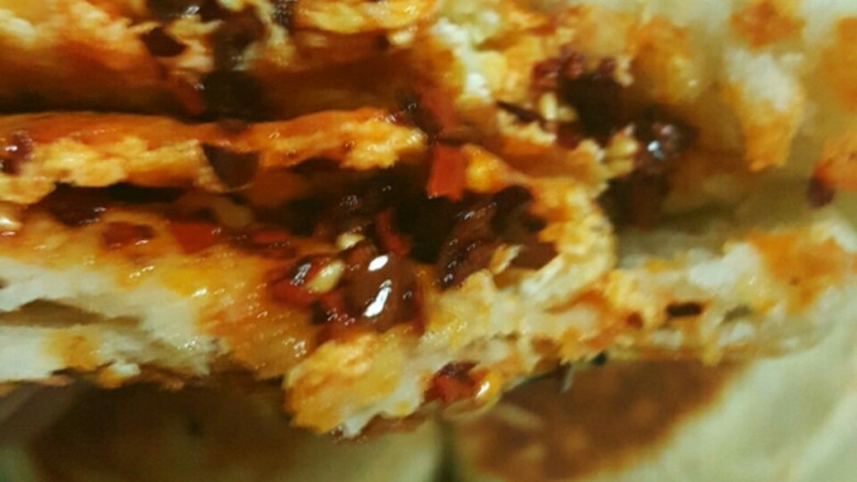 椒盐发面饼,抹点儿香辣酱,美味可口。