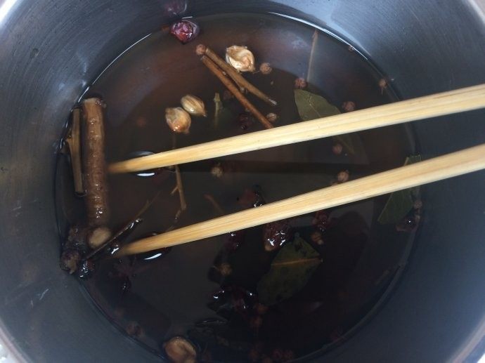 酱油风味酱肉,把香料及黑胡椒粉全部倒入小锅,加入3碗水使用小火熬煮至剩半碗。并趁着热气加入砂糖和<a style='color:red;display:inline-block;' href='/shicai/ 867'>麦芽糖</a>搅拌融化,然后放凉