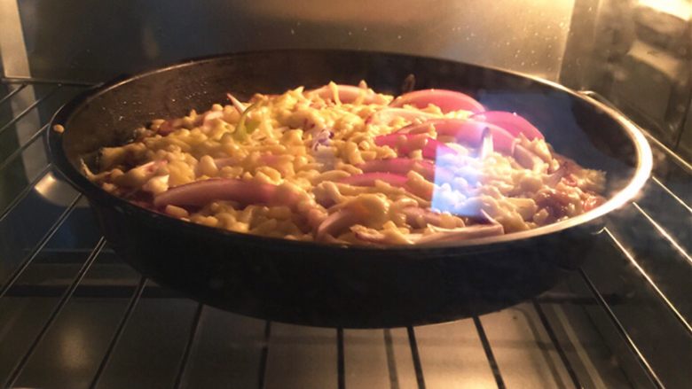 红肠鸡肉披萨,放入预热好的烤箱,180度上下火烤18分钟即可。