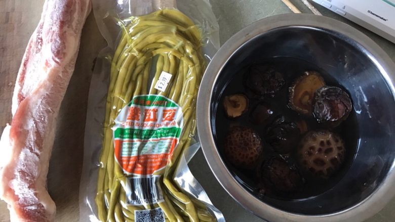 10分钟快速发面蒸肉包,接着的时间准备馅儿料,让面团自己发着去吧